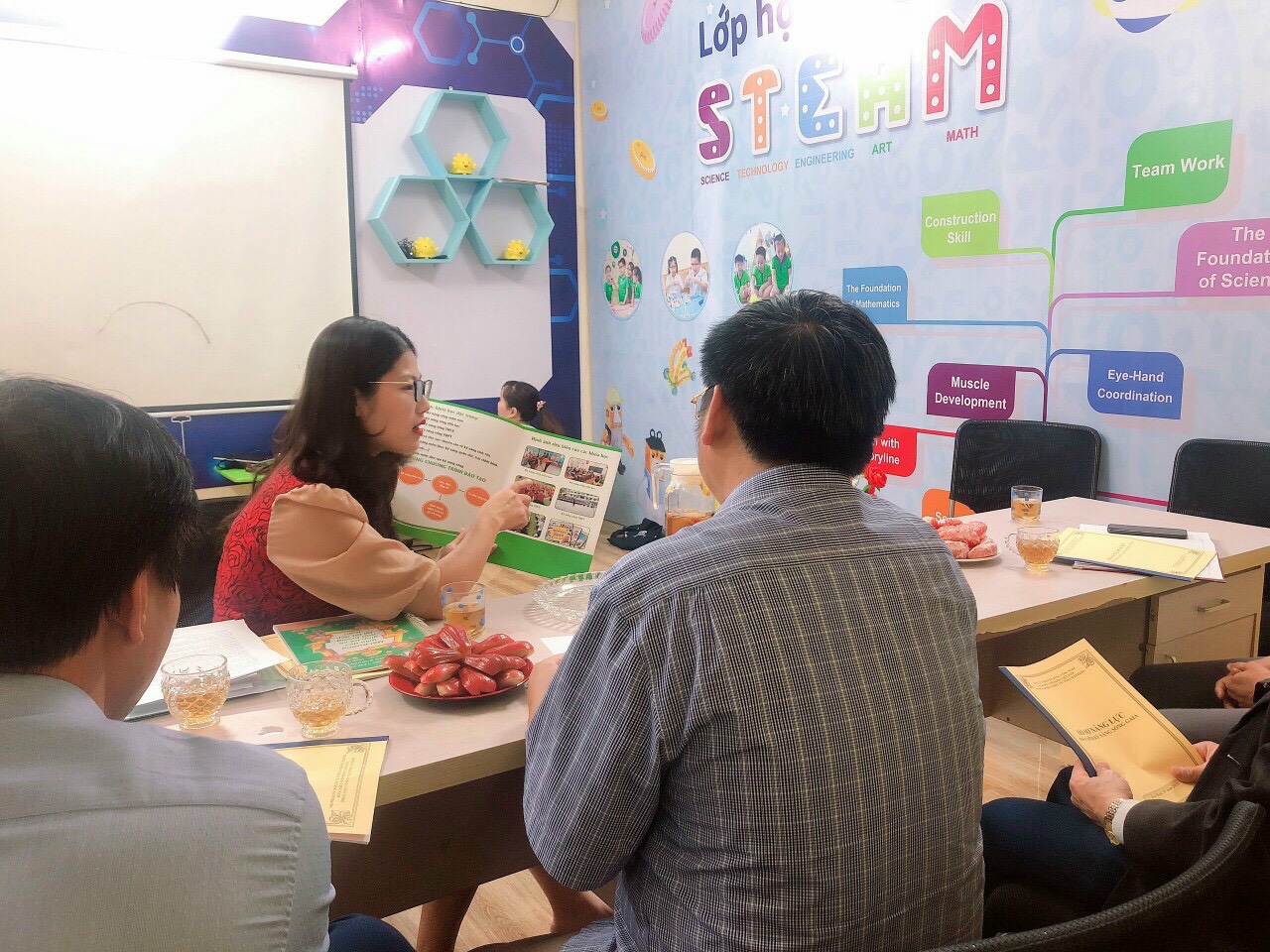 Bà Lê Thanh Nhàn đang giới thiệu về các hoạt động du lịch trải nghiệm mà 2 bên có thể hợp tác được.