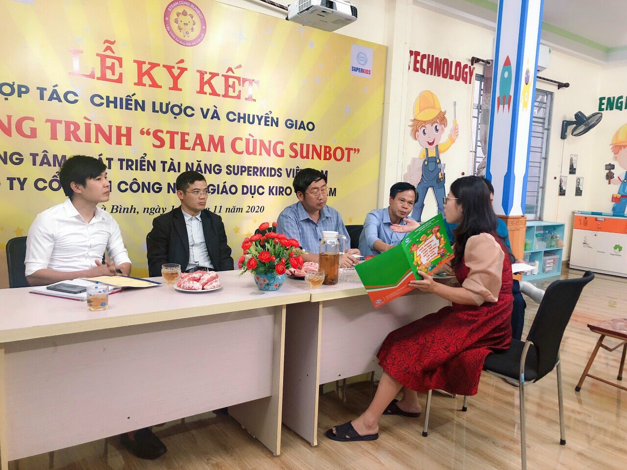 Đoàn lãnh đạo nhà trường rất hứng khởi khi biết về những thành tích mà trung tâm Superkids đã đạt được.