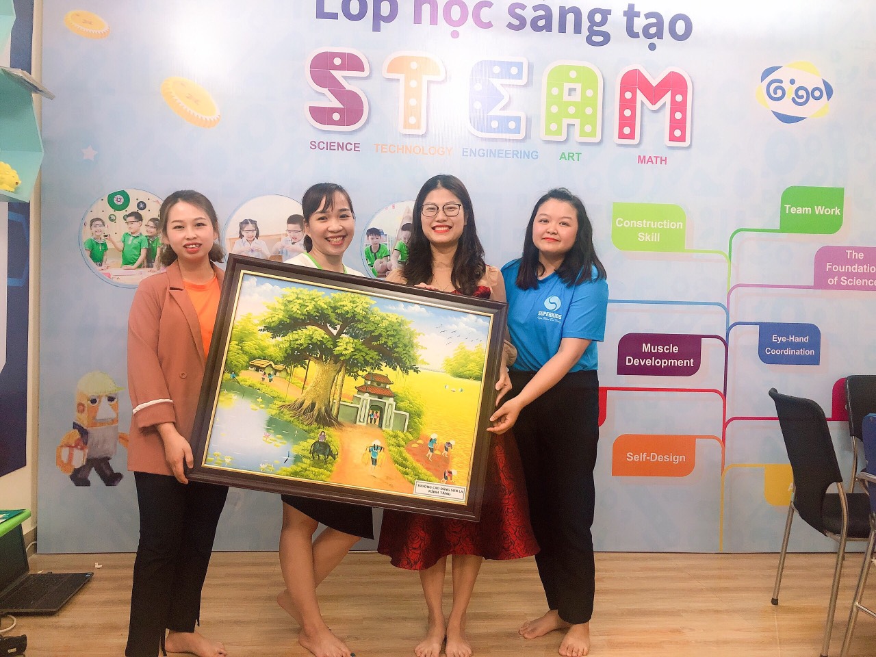 Các cô giáo trong trung tâm cũng cùng nhau chụp lại 1 bức ảnh để làm kỉ niệm.