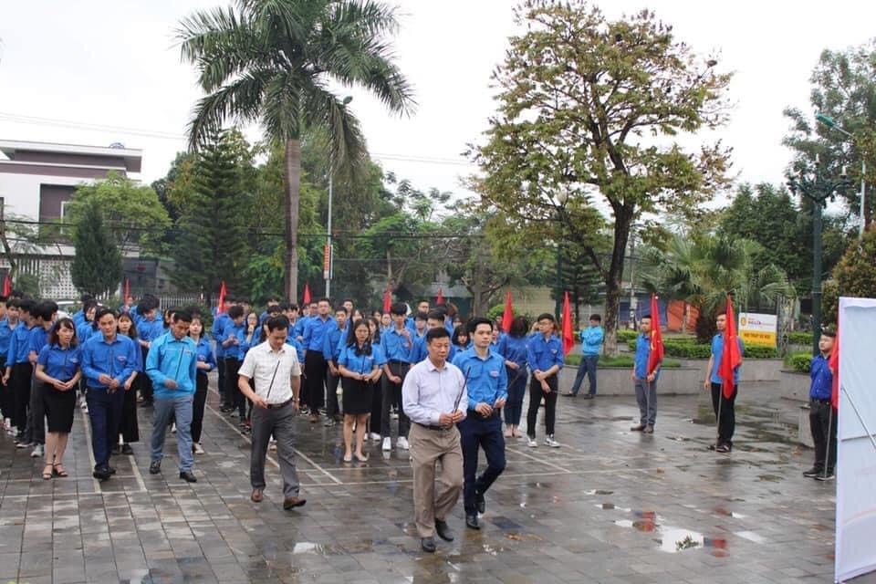 Dâng hương tưởng niệm tại tượng đài Lý Tự Trọng