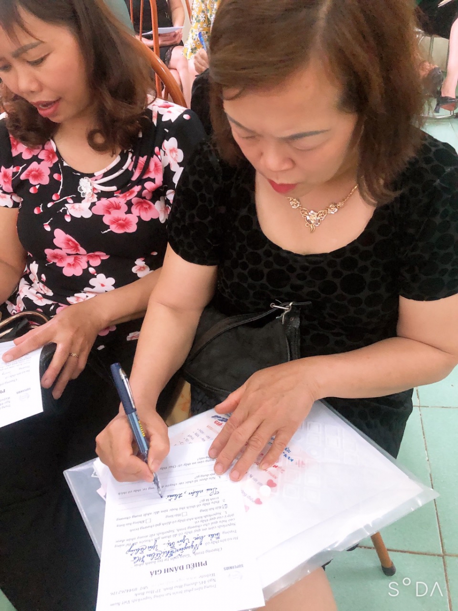 Các cô giáo cũng rất nhiệt tình viết trên phiếu đánh giá của mình.