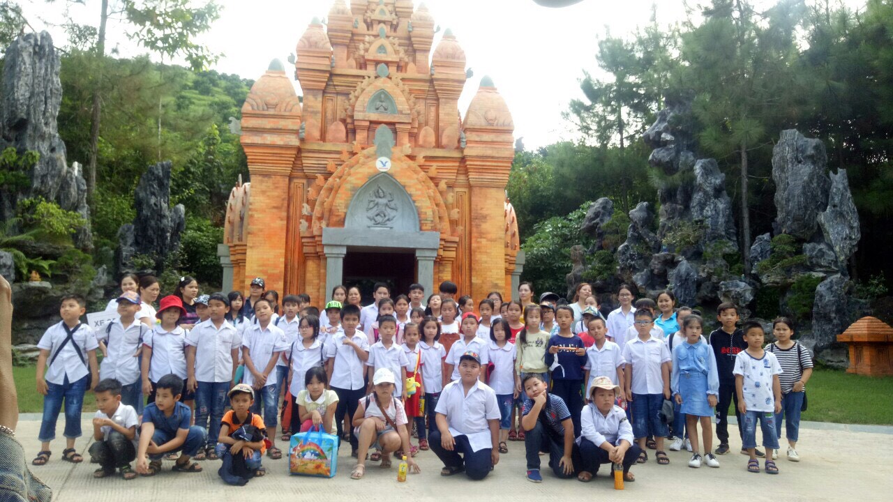 Các em học sinh đang đứng chụp 1 bức ảnh lưu niệm bên ngoài khu di sản