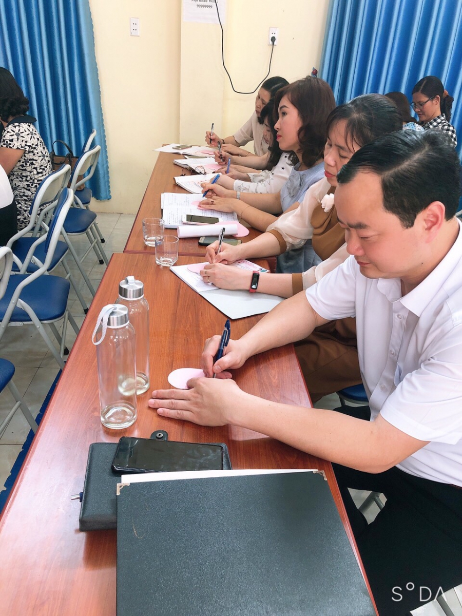 Các thầy cô hăng say viết ra những điều tuyệt vời của riêng mình