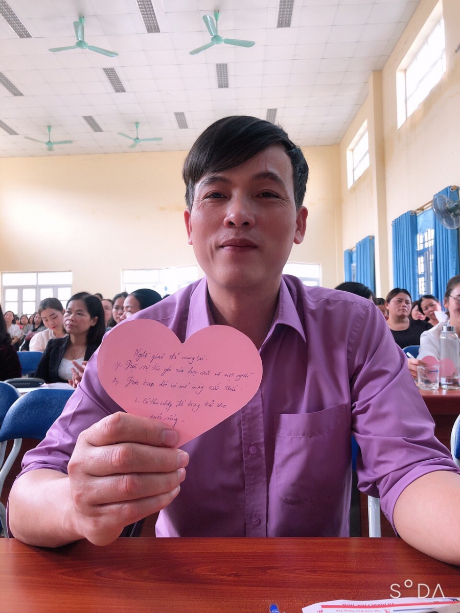  Thầy giáo của chúng ta rất hào hứng để lên gắn trái tim yêu thương.