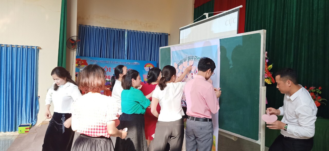 Các thầy cô sổi nổi tham gia hoạt động ý nghĩa này