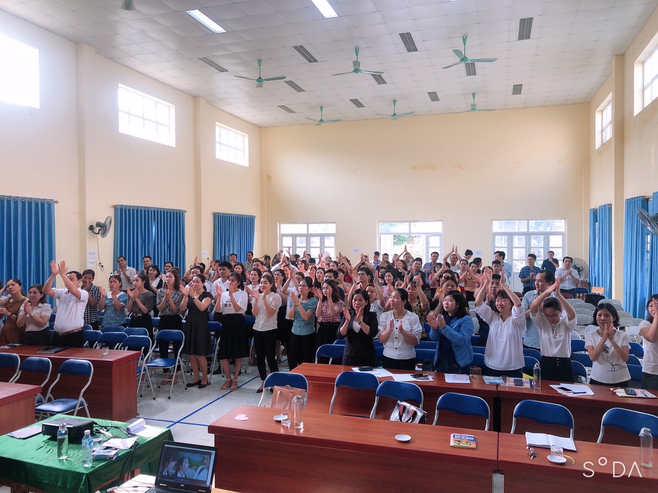 Các thầy cô cùng nhau hát vang lên bài hát "Điều tuyệt vời"