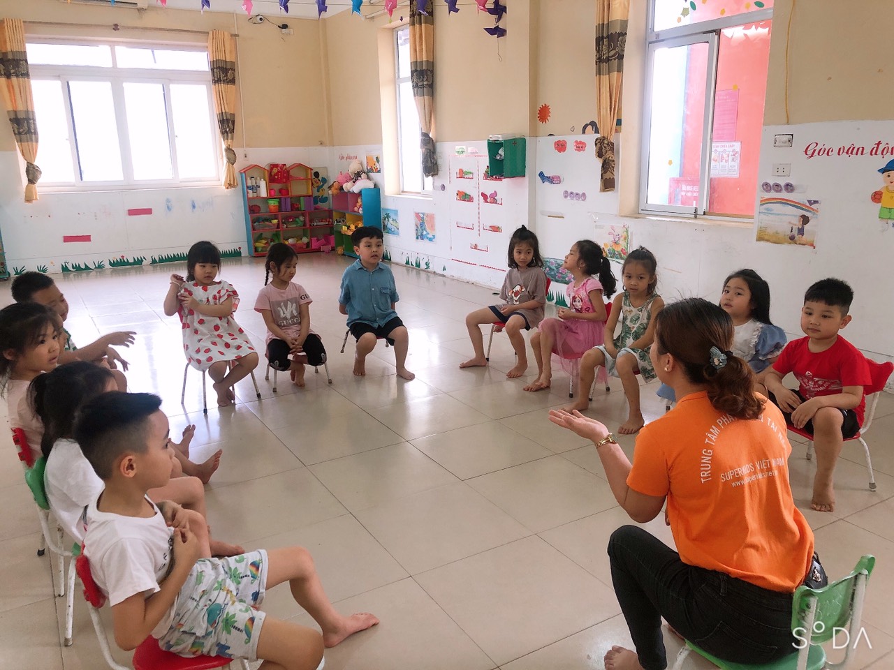 Các con rất chăm chú nghe cô giáo Misa của trung tâm Superkids giảng bài