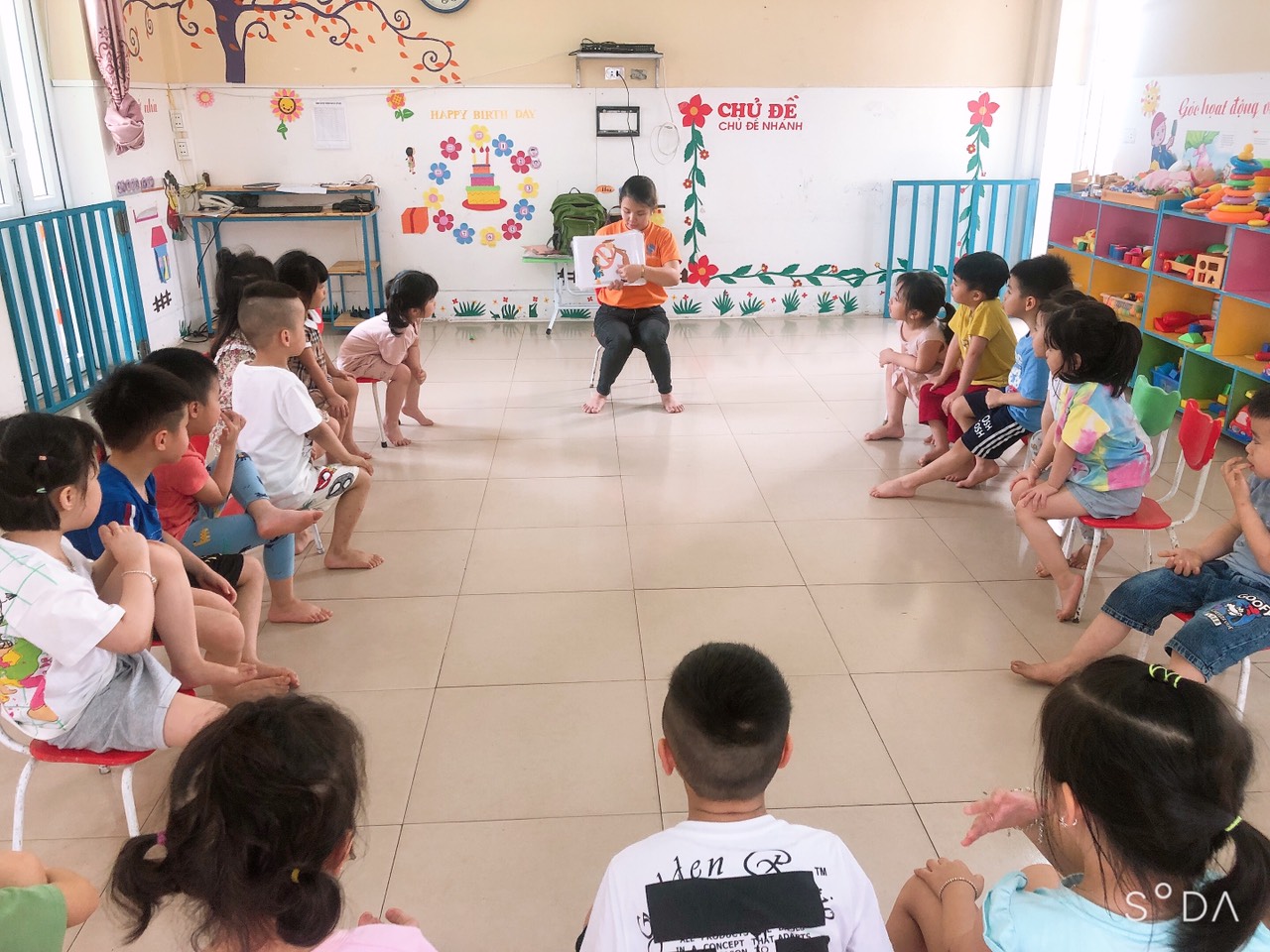 Các con rất chăm chú lắng nghe trong tiết học của cô Misa