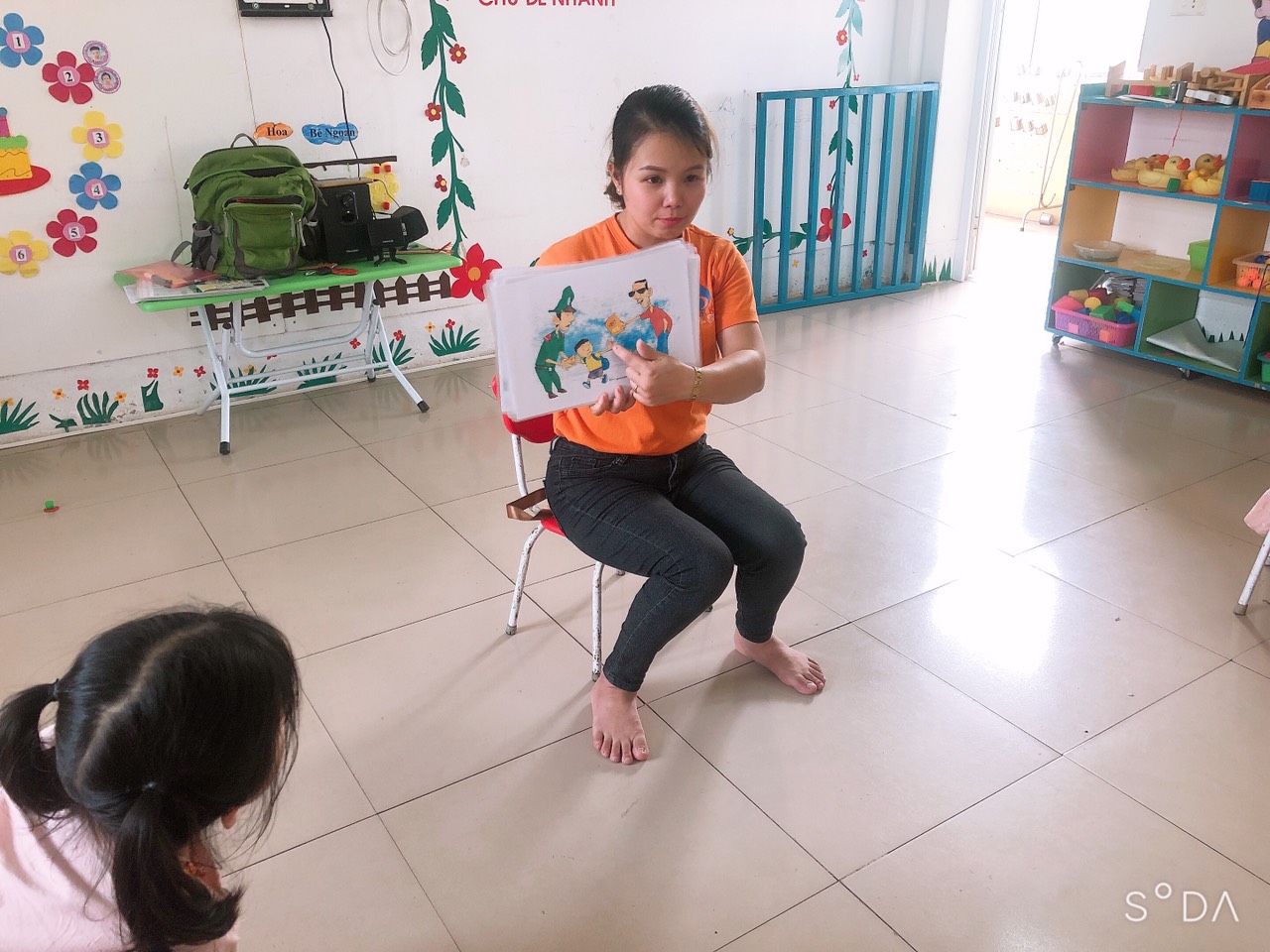 Cô Misa đang đưa ra 1 bức tranh không đi theo người lạ