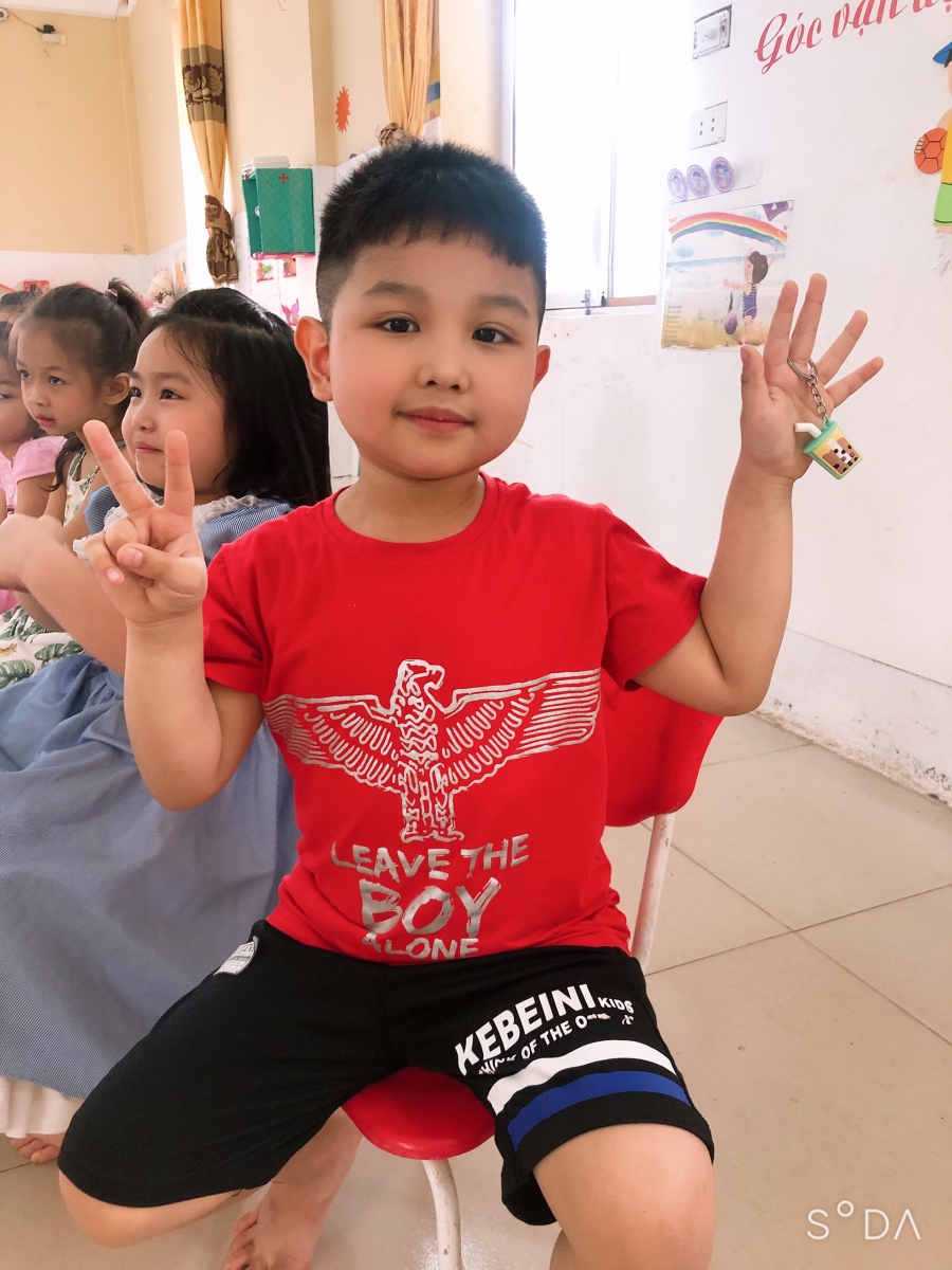 Bạn nào ngoan dành được nhiều Sticker nhất sẽ được cô Misa tặng cho những phần quà hấp dẫn