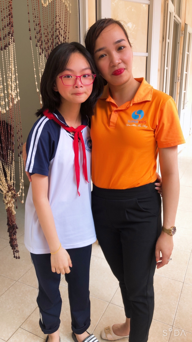 Một bạn gái đã chạy đến ôm cô Mimi