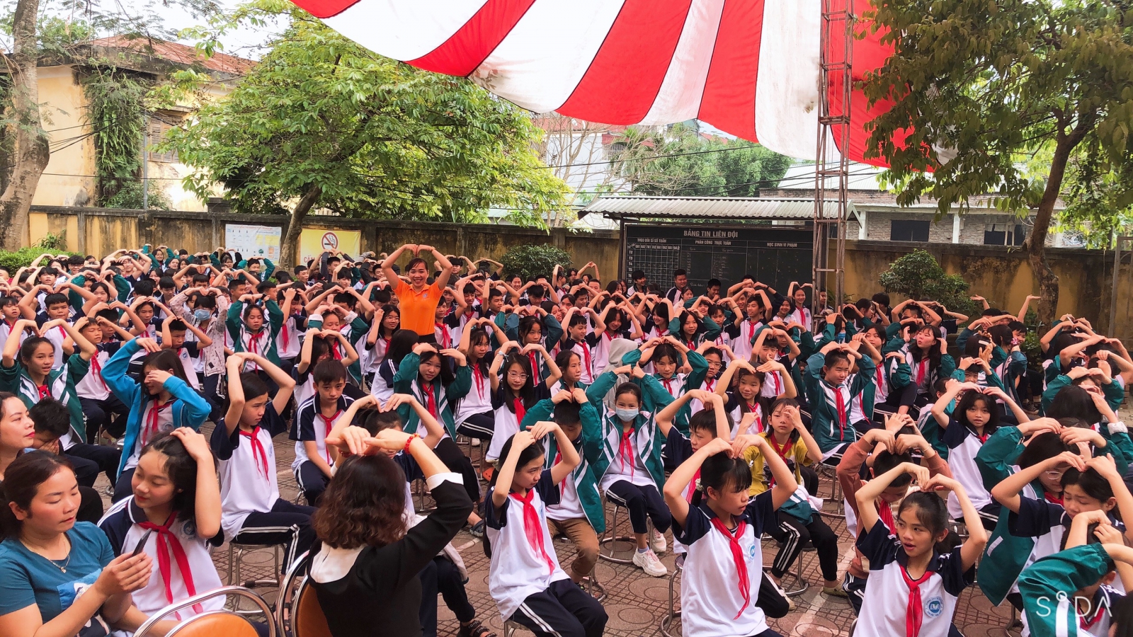 Các bạn THCS thị trấn Bo đang làm hình trái tim để gửi tới ba mẹ của mình.