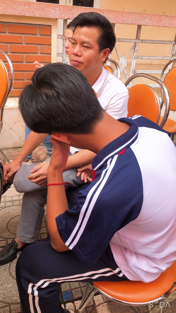 Rất xúc động khi 1 bạn nam đã gục đầu vào lòng bố và khóc.