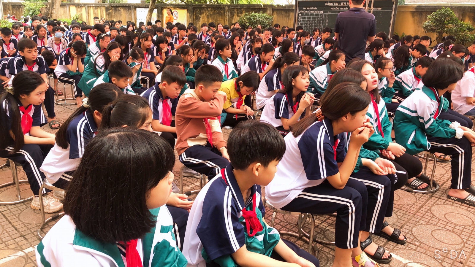 Các bạn học sinh THCS thih trấn Bo rất xúc động khi nghe cô kể về câu chuyện này