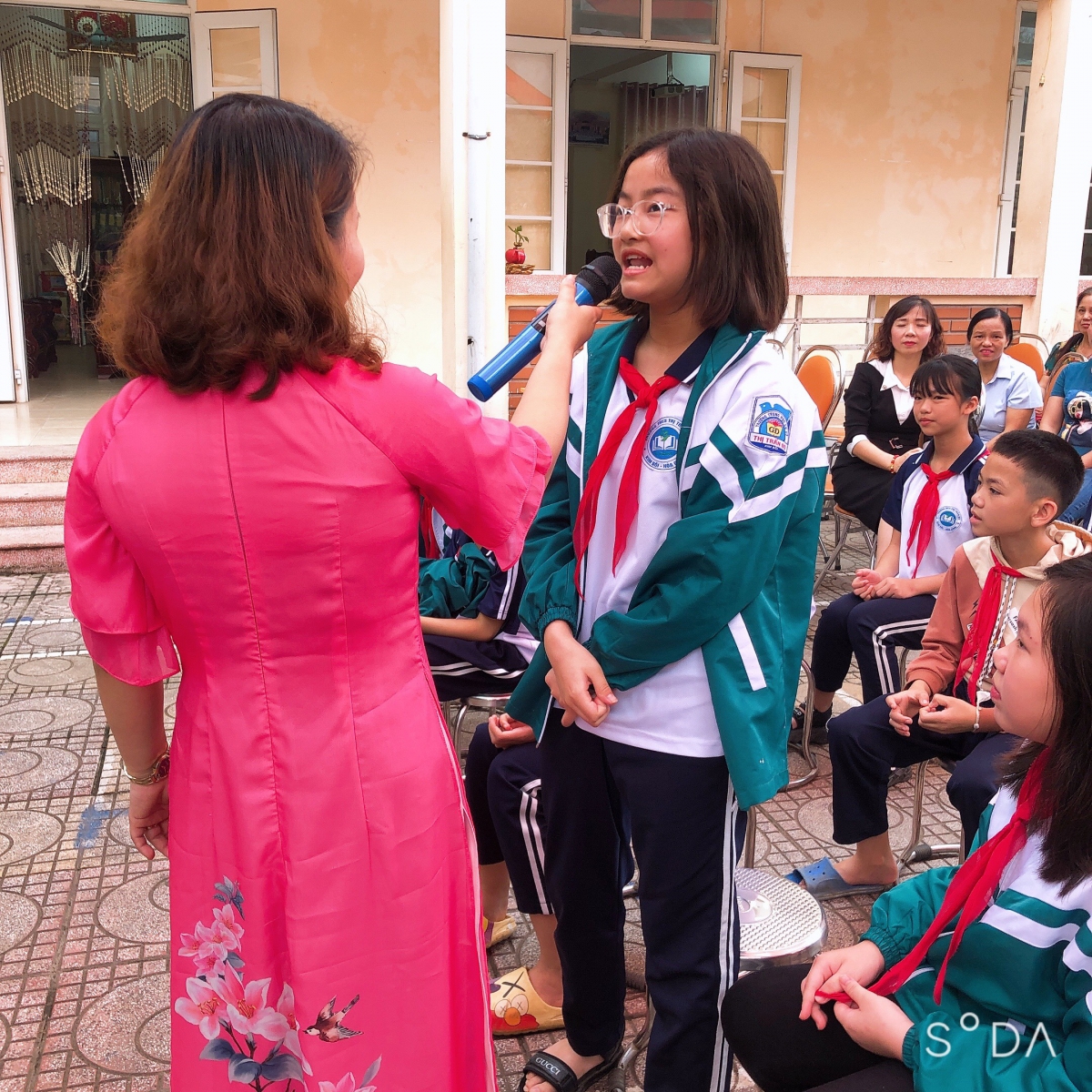 Cô Quỳnh Nga mời các bạn lên chia sẻ về đôi bàn tay của mẹ.