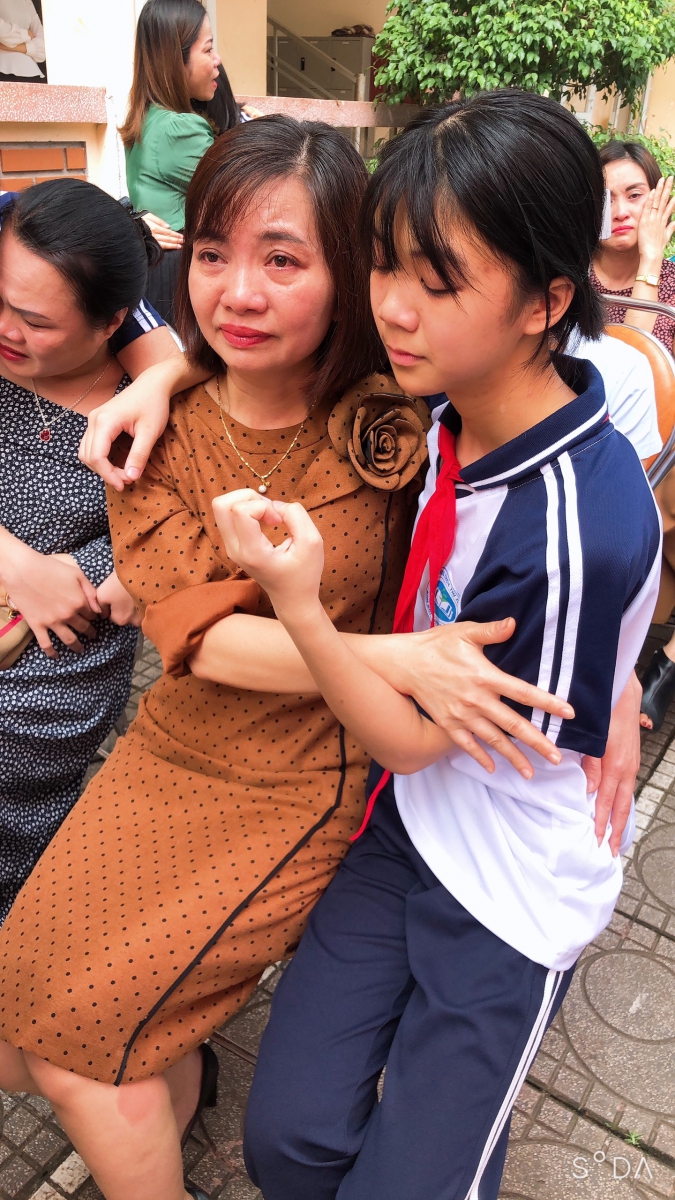 Một bạn học sinh đã chạy đến ôm mẹ của mình.