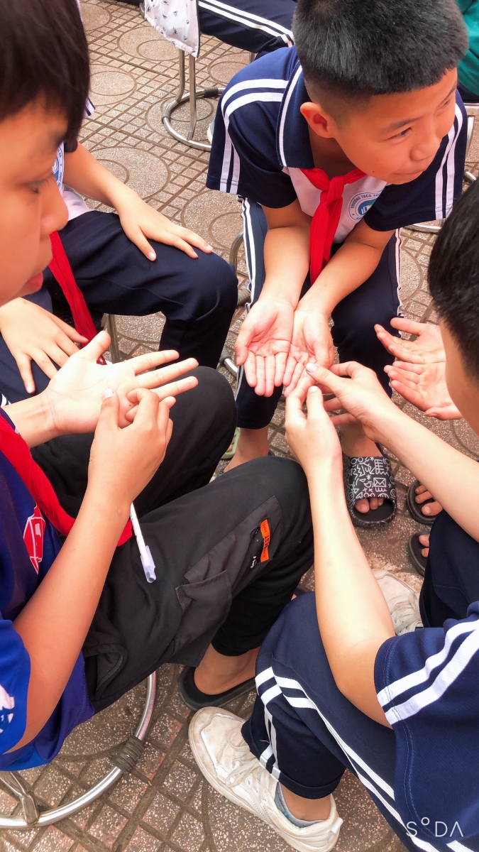 Cô Quỳnh Nga cho các bạn hoạt động bình chọn đôi bàn tay đẹp nhất.