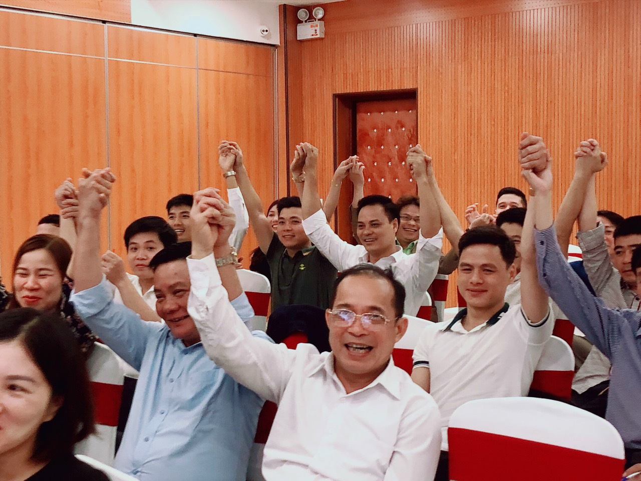 Các thầy cô ai cũng vui vẻ và rất hào hứng.