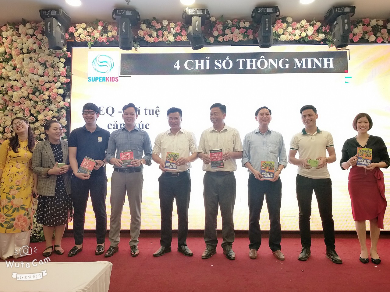 8 thầy cô nhảy đẹp nhất đã nhận được quà trong hoạt động : Nhảy cùng nhà lãnh đạo