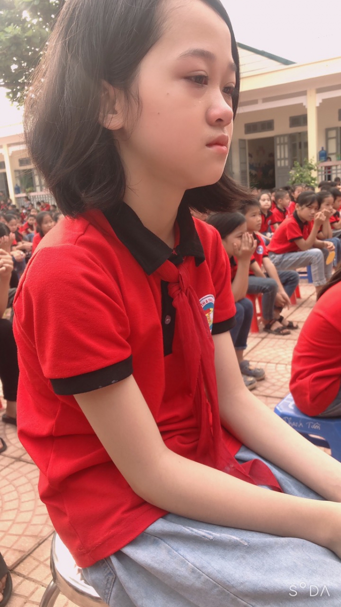Một bạn học sinh trường tiểu học Tử Nê đang rất xúc động