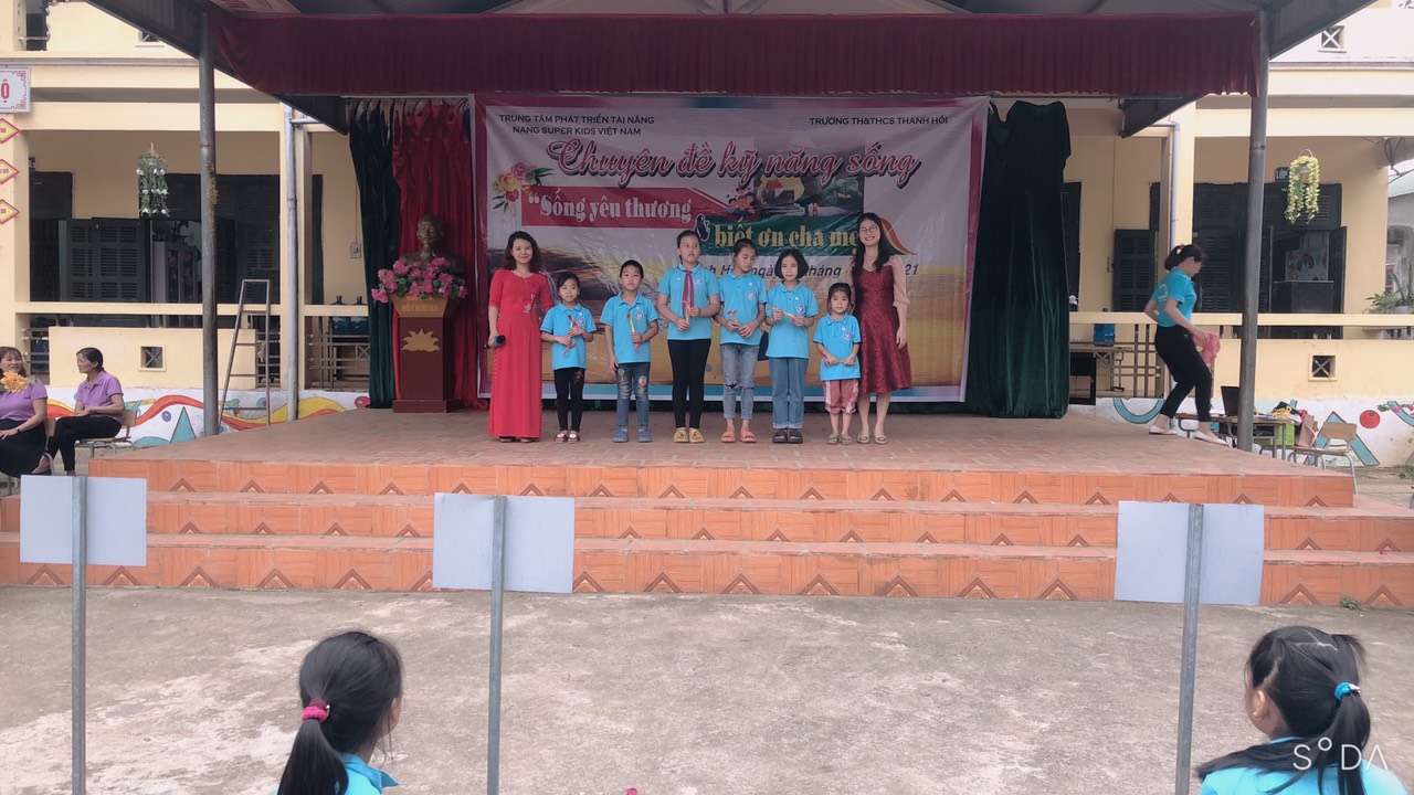 Rất nhiều bạn nhỏ đã nhận được phần quà của trung tâm Superkids