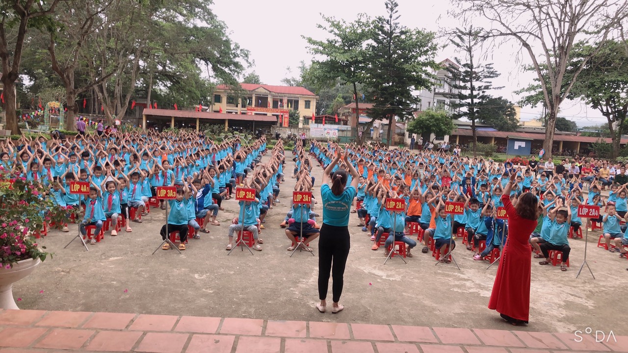 Cô Thuý Ngần và cô Quỳnh Nga đang thực hiện chuyên đề tại trường tiểu học Thanh Hối