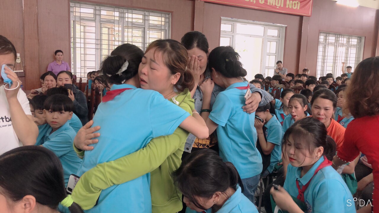 Các bạn học sinh đang chạy lại ôm mẹ của mình.