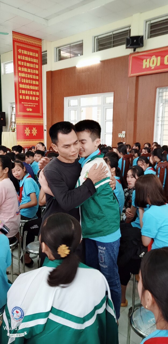 Một bạn trai đã chạy lại ôm bố của mình.