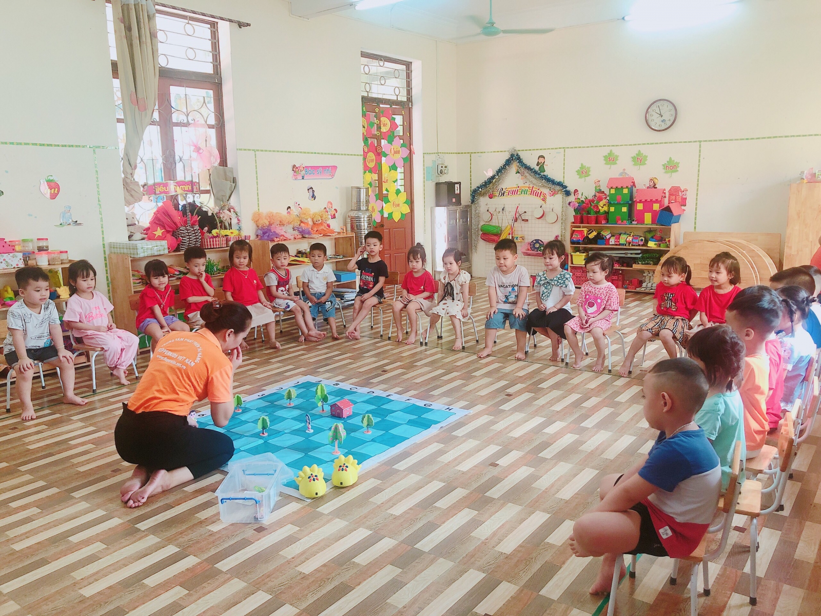 Cô Thuý Ngần đang hướng dẫn các con bước đi của Sunbot trên sa bàn