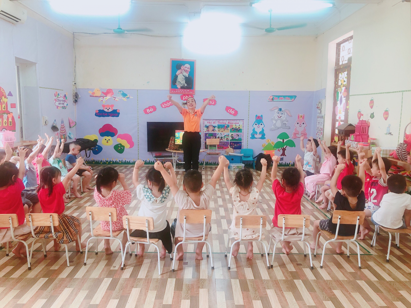 Các con rất hào hứng khi được học cùng bạn Sunbot