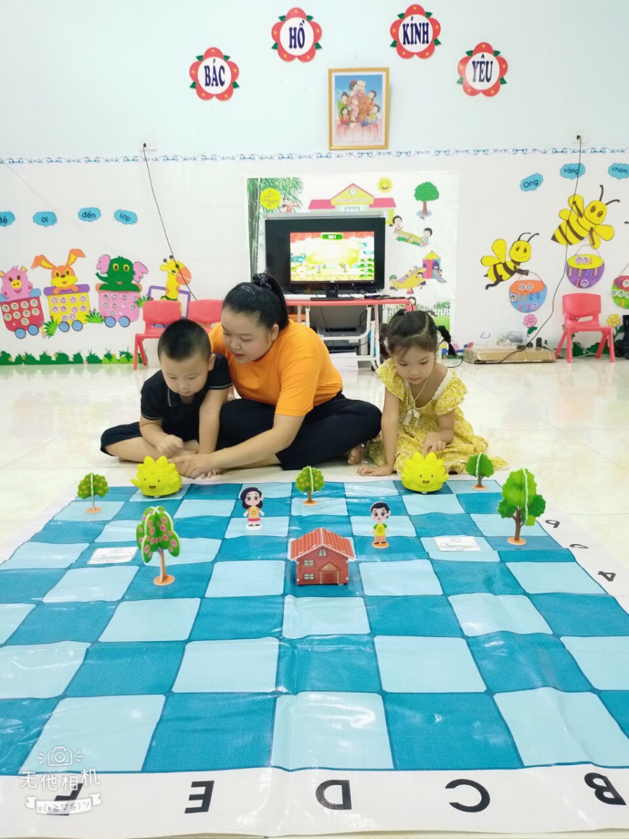 Cô Thanh Mai đang hướng dẫn các bạn thực hành trên sa bàn