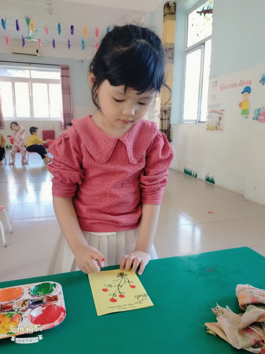 Bạn gái 3 tuổi rất khéo léo làm tấm thiệp của mình