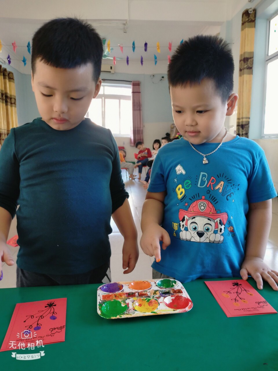 Các bạn rất hăng hái tham gia hoạt động trải nghiệm làm thiệp bằng vân tay