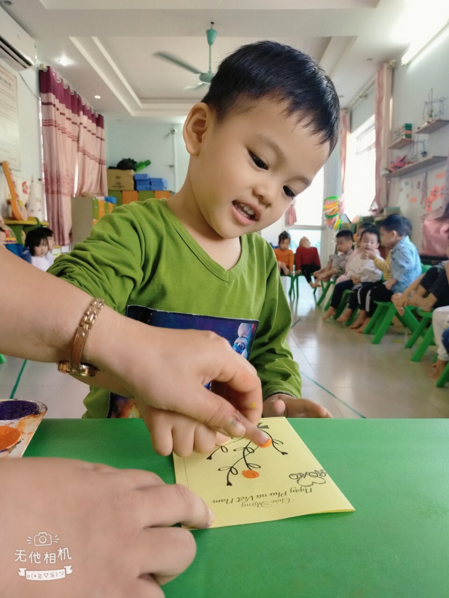 Các bạn nhỏ rất hào hứng trong tiết học trải nghiệm 