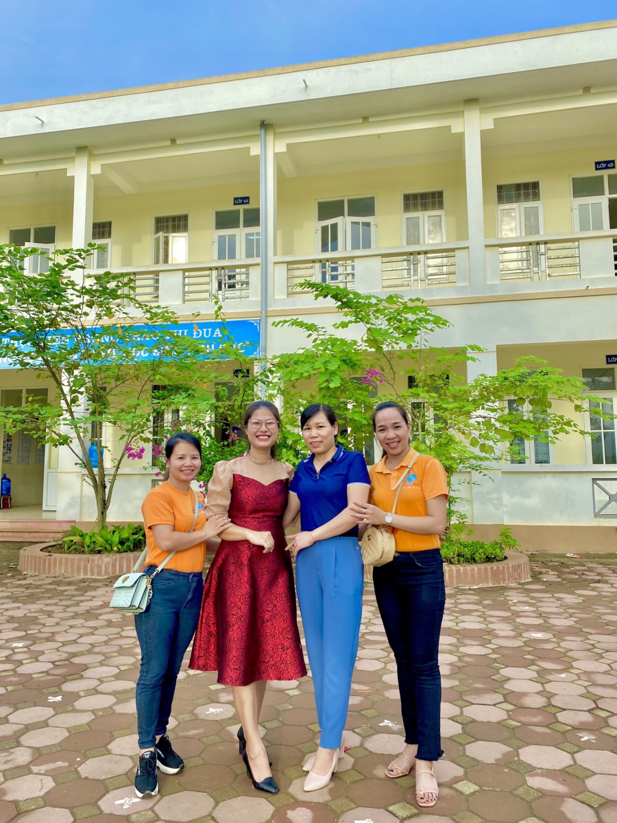 Bà Lê Thanh Nhàn giám đốc trung tâm Superkids đã chụp bức hình kỉ niệm cùng cô Nguyễn Thị Thu Hằng hiệu phó trường tiểu học Hợp Thành