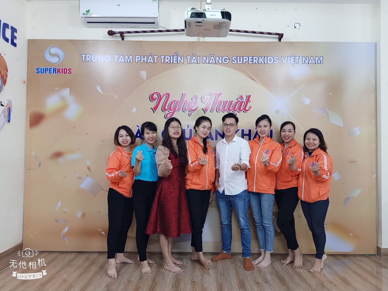 Các cô ở Trung tâm Superkids đã chụp cùng thầy Trần Quang Vũ những bức hình lưu niệm