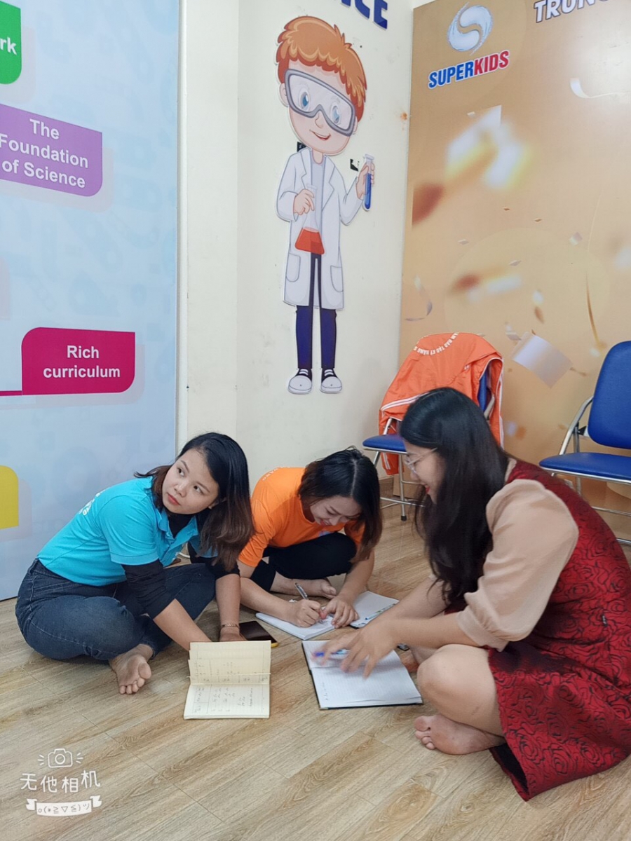 Các cô tham gia hoạt động nhóm rất tập chung