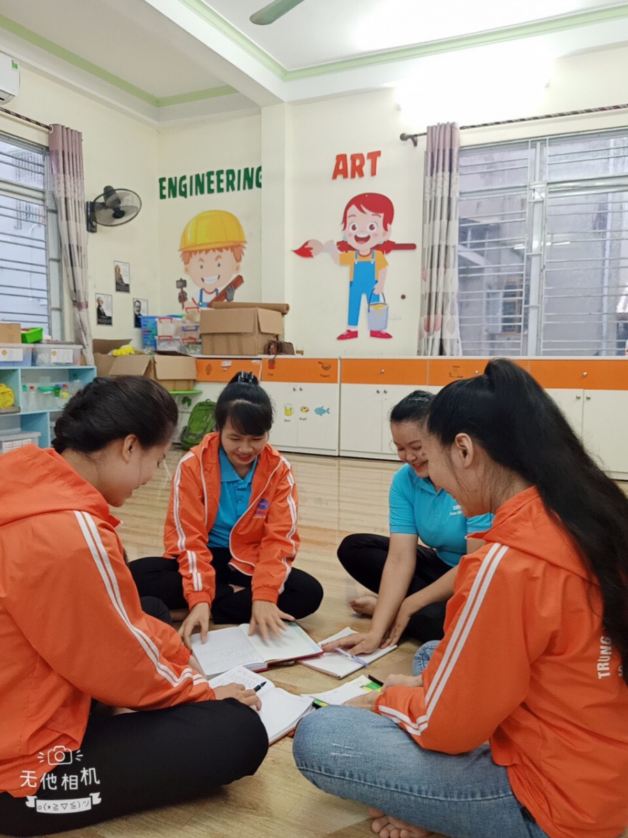 Nhóm 2 các cô tham gia rất sôi nổi