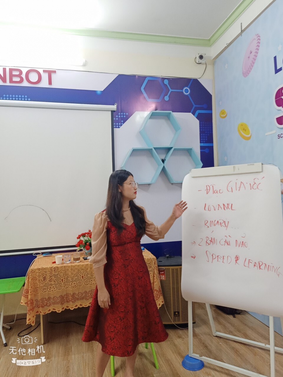 Cô Thanh Nhàn lên trình bày về các phương pháp đào tạo gia tốc