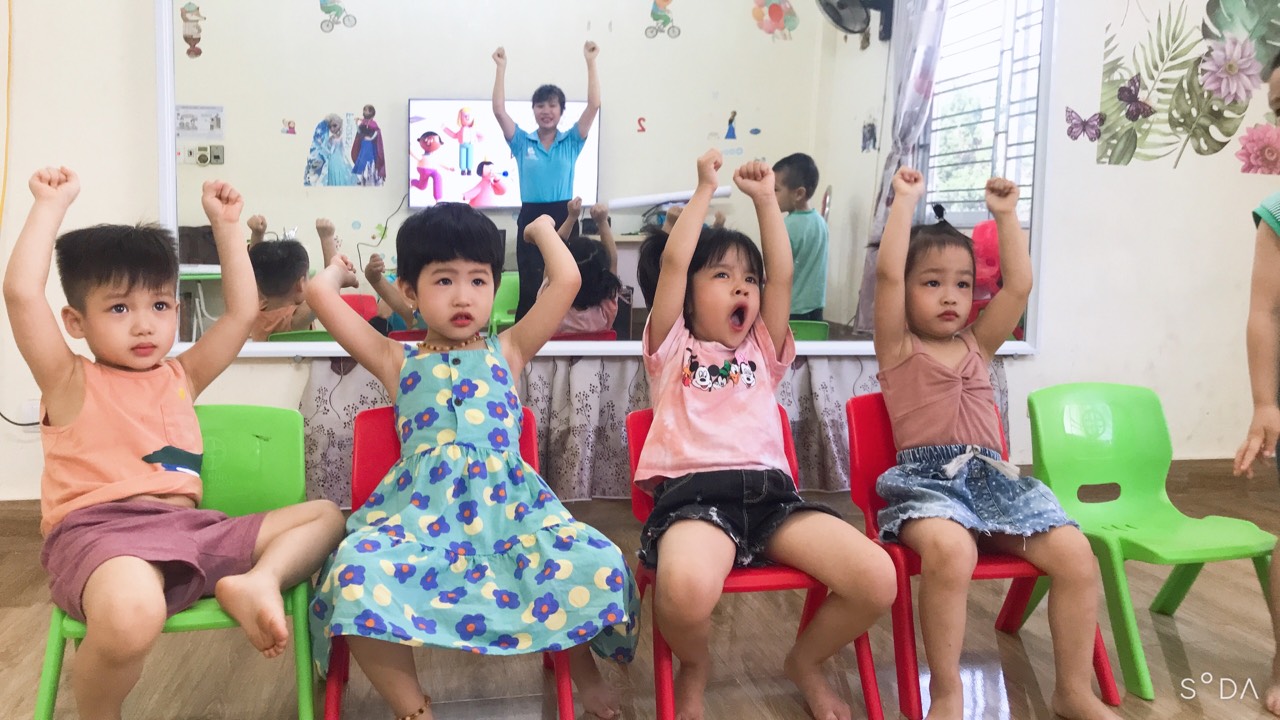 Các bạn nhó hứng thú khi tham gia vào trò chơi