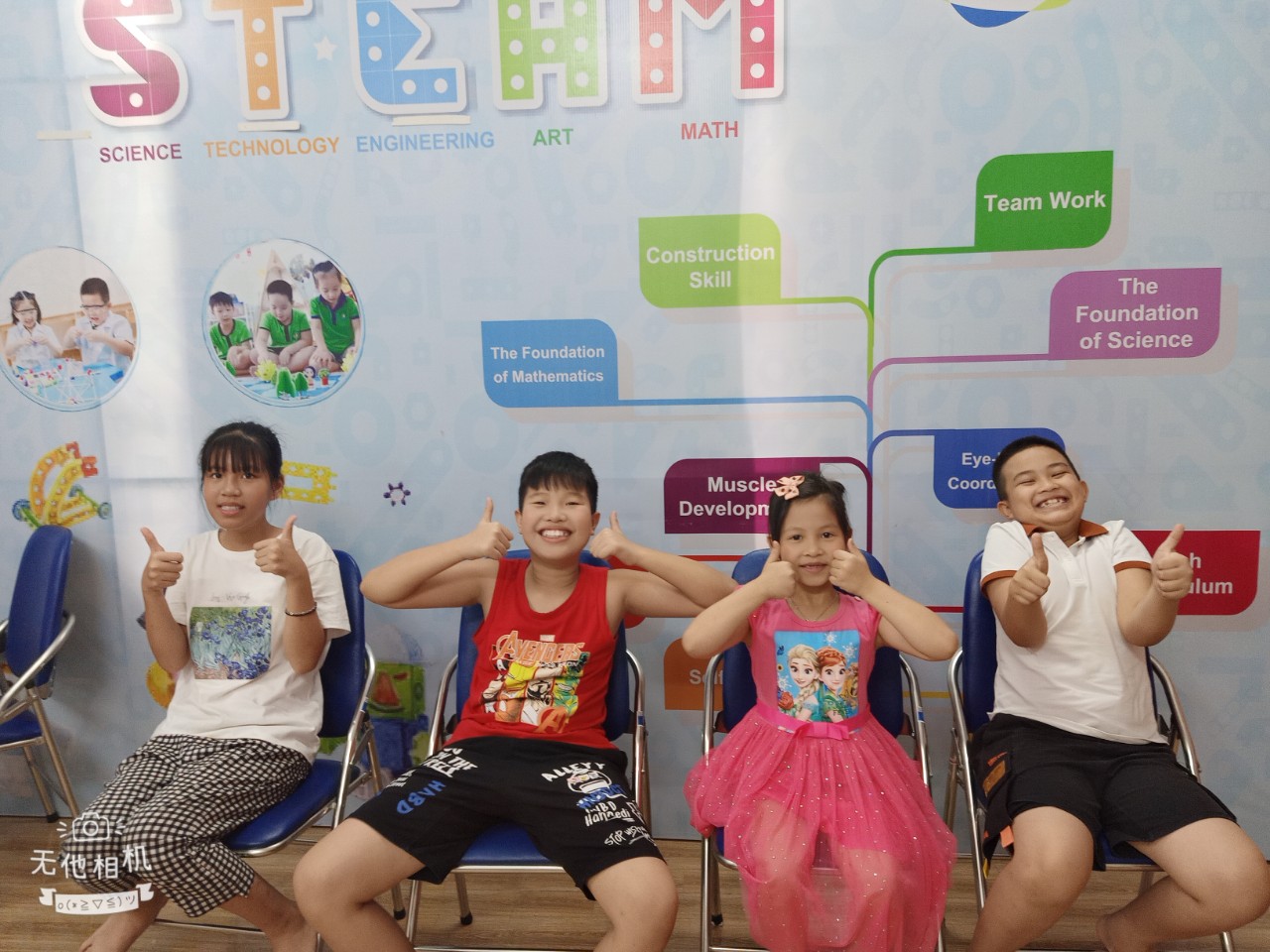 Môi Trường mới bạn bè mới, ấy thế mà các bạn quen nhau rồi cười híp mí cả với nhau, Kết nối sự tự tin thế này mà ra chứ còn dâu nữa ạ.