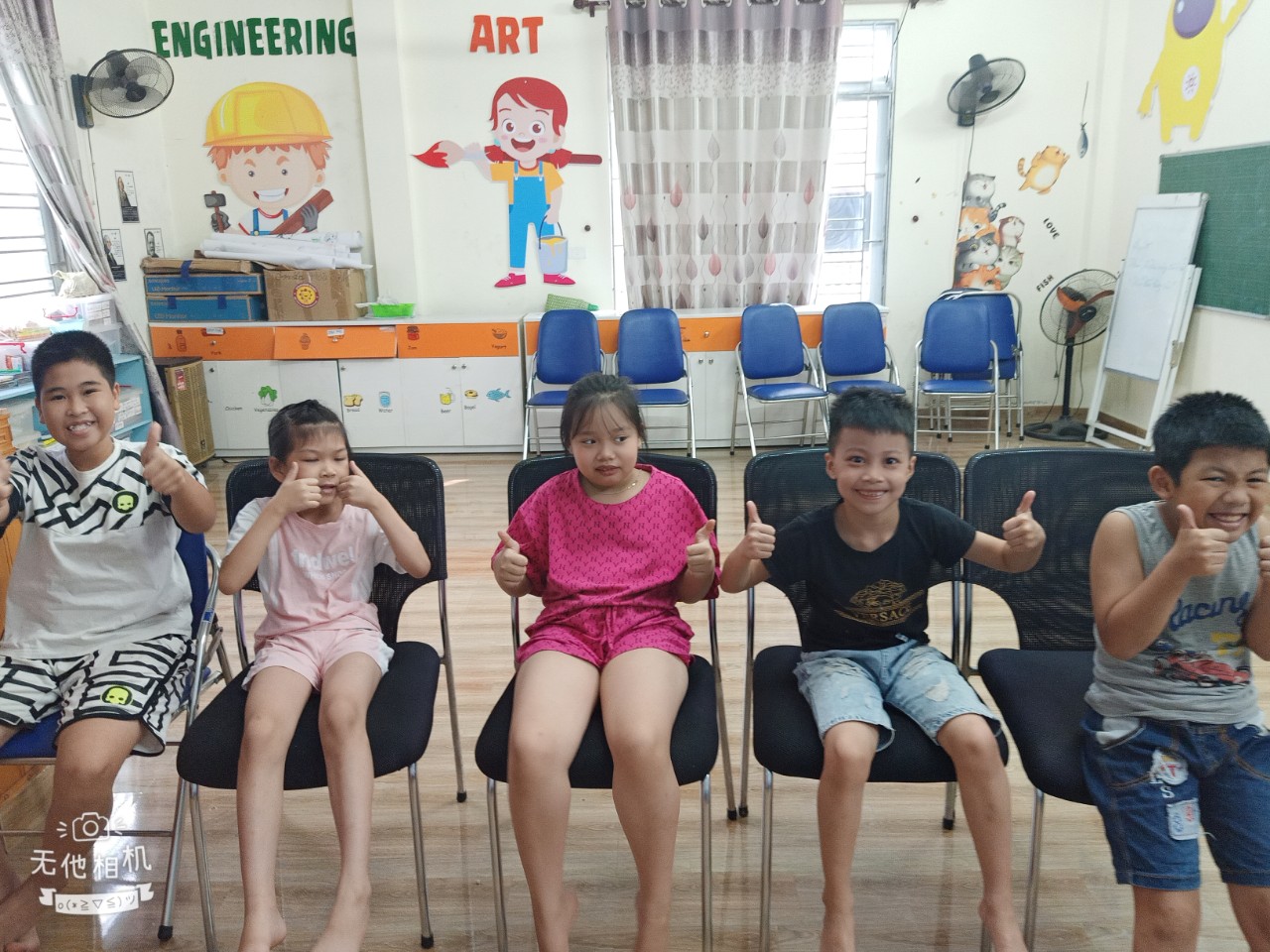 Hôm nay các con học tiết thứ 5 của khóa học Đánh Thức Tiềm Năng với chủ đề: cảm thông và chia sẻ Trong bài học giúp các con hiểu được trong cuộc sống mỗi người đều có nhưng chuyện buồn vui nên và các cảm xúc được thể hiện qua khuôn mặt hành động hiểu được điều đó để chúng ta chia sẻ và cảm thông với mọi người xung quanh, động viên khuyến khích khi bạn bè người thân đạt được thành tích nào đó Ngoài ra các con còn được biết thêm về các hoàn cánh khó khăn các những người bị khuyết tật thì chúng ta nên chia sẻ cảm thông với họ không nên cười nhạo hay chê bài... Có thể giúp đỡ mọi người những việc phù hợp với sức của mình, có thể quyên góp quần áo sách vở truyện cũ giúp các bạn có hoàn cảnh khó khăn hơn mình.