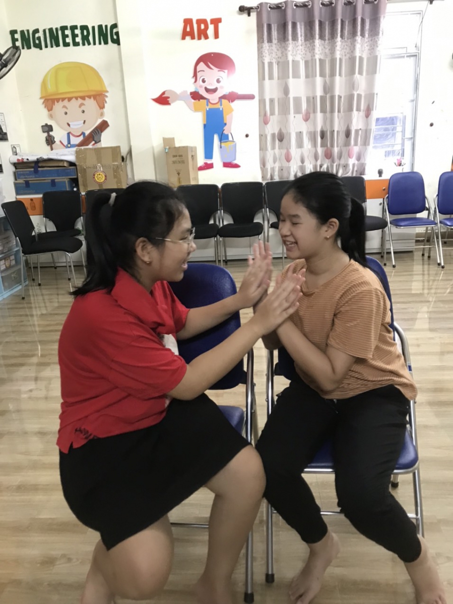 Các bạn nhỏ rất vui khi được tham gia vào các trò chơi mà cô Lyly tổ chức.