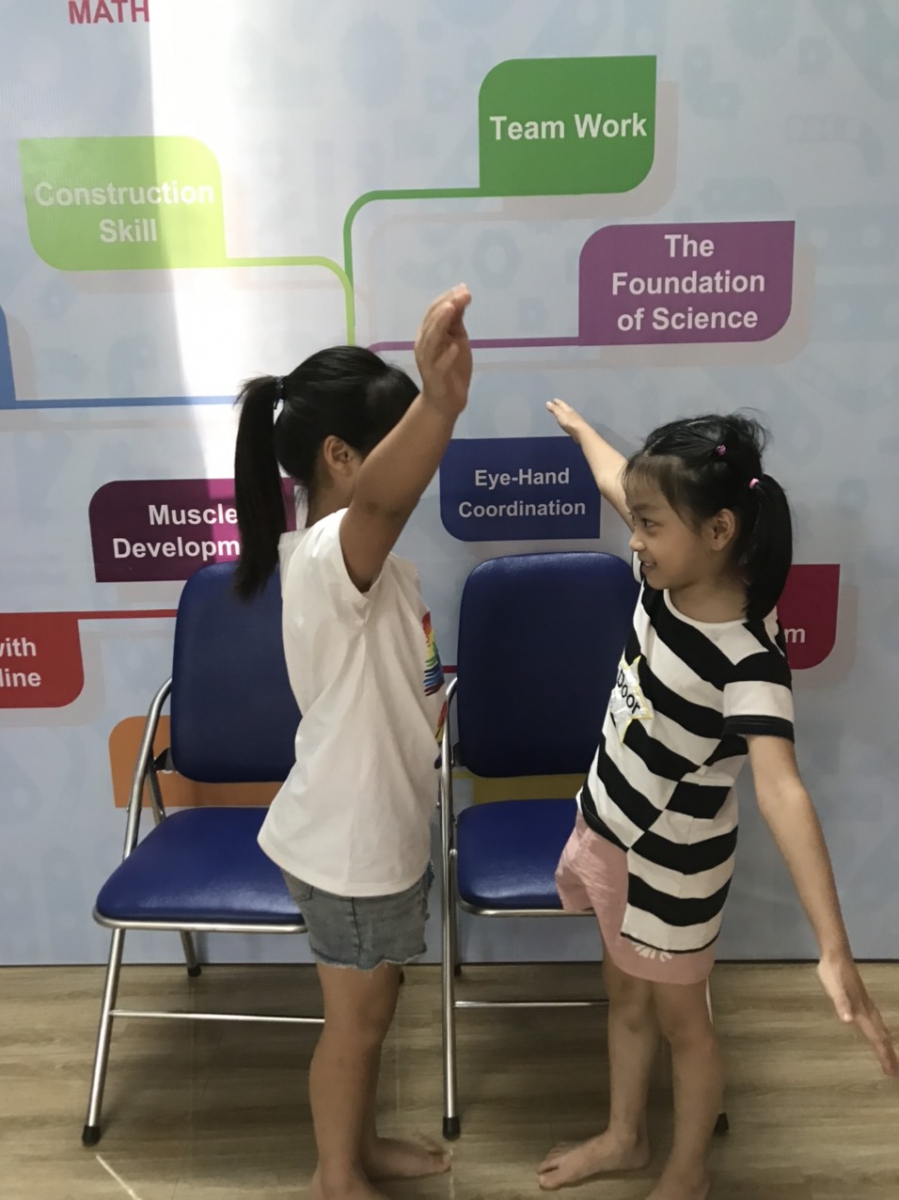 Kết thúc buổi học các bạn dành cho nhau những cái ôm yêu thương