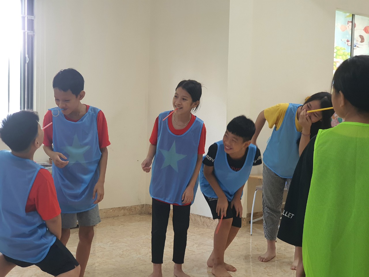 Các bạn học sinh rất hứng thú khi tham gia hoạt động "Chuyền nịt"