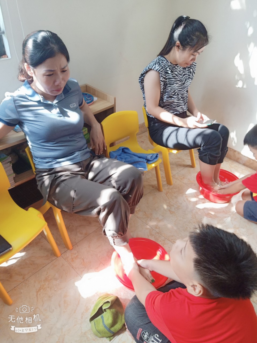 Một hoạt động mà đọng lại trong các em mà có thể các em chưa bao giờ làm với bố mẹ. Nhưng trong khóa học này các em học sinh đã biết nâng niu đôi chân chai sạn vì sương gió. Giúp các em hiểu thế nào là người con hiếu thảo.