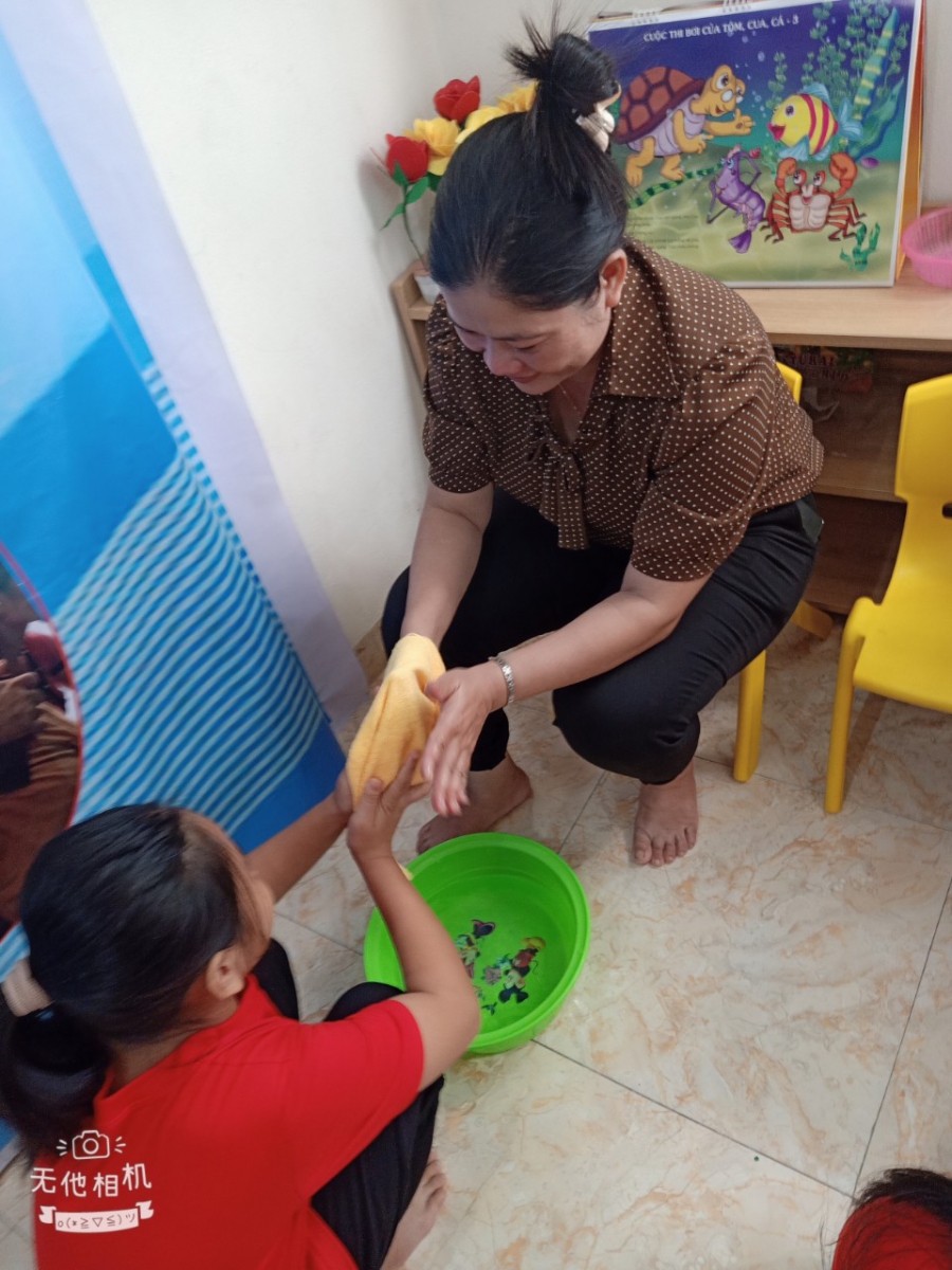 Các em được Rửa đôi bàn tay thô ráp, nứt nẻ vì chăm lo cho các. Qua khóa học này giúp các em biết yêu thương và thể hiện tình yêu thương với cha mẹ mình hơn.