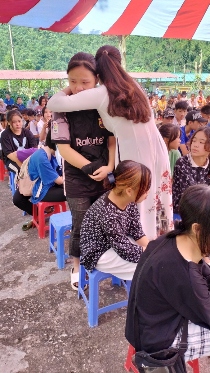 Những giọt nước mắt đã rơi trên khóe mắt của các em, những tiếng nấc nghẹn ngào muốn nói lời xin lỗi, lời cảm ơn đến cha mẹ.