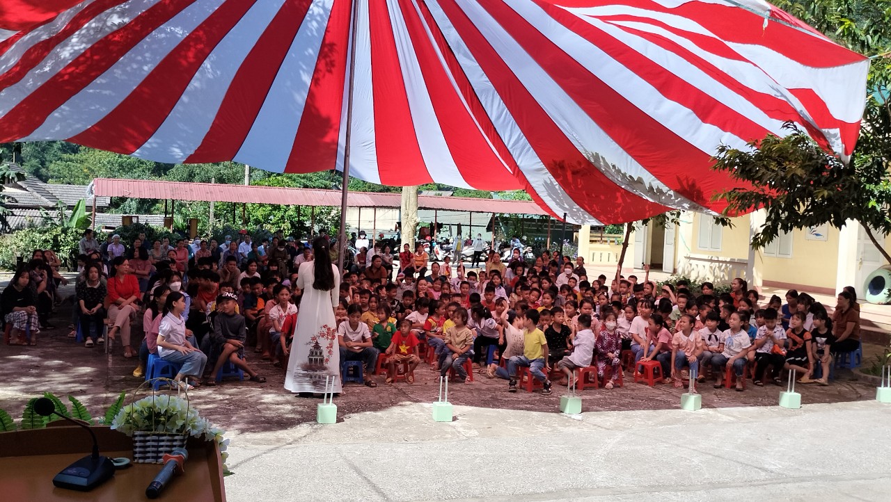 Diên giả xinh đẹp Thúy Ngần truyền tải giá trị "Yêu thương" cho giáo viên và các em học sinh. 