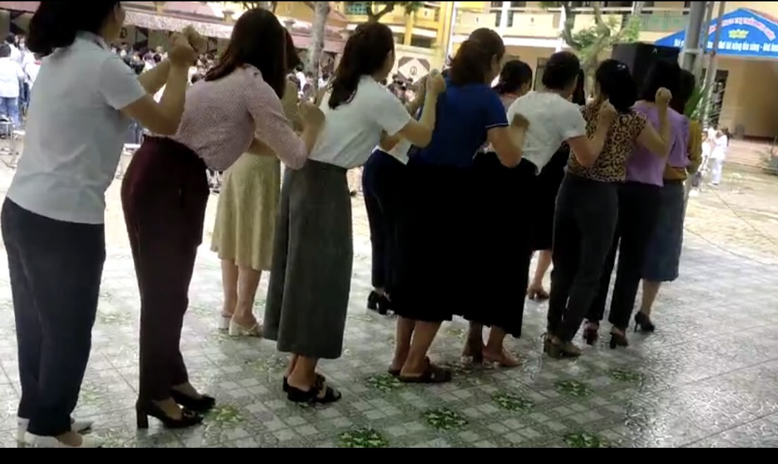 Cô giáo và các em học sinh tham gia tích cực vào các trò chơi. Ở trò chơi "Đấm bóp trên nền nhạc" giúp các cô giáo và các em học sinh thêm gắn kết yêu thương nhiều hơn.